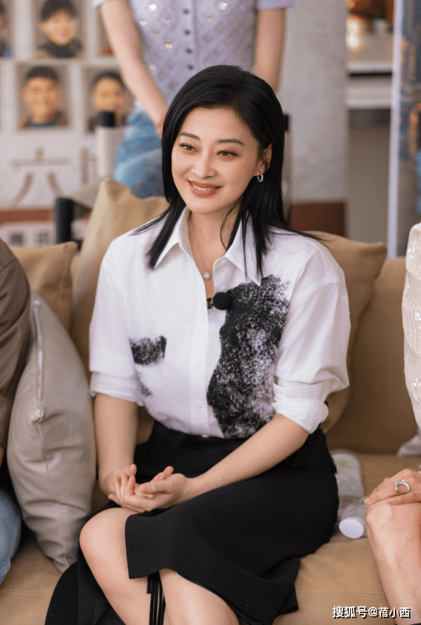 梅婷带火了一种春天新穿法：西装半身裙高马尾高级洋气又减龄